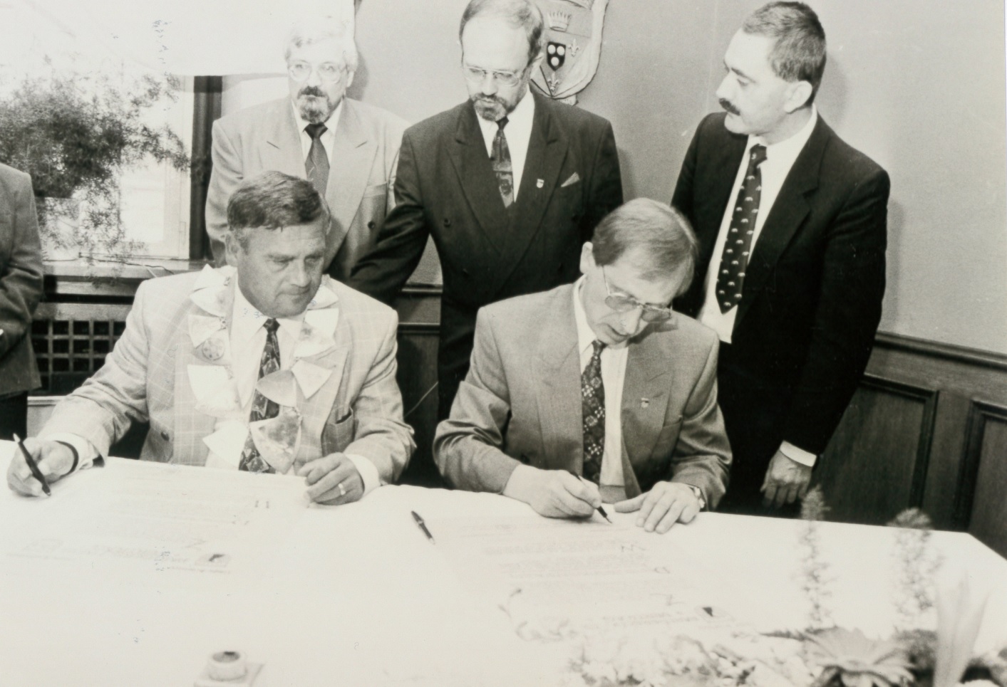 13 maja 1995 roku. Podpisanie porozumienia o współpracy. Fot. z arch. UM Kartuzy.